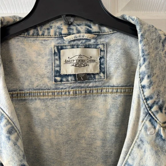 Ashley Vintage Charm Acid Wash Oversized Denim Jacket Size Large - Picture 3 of 6